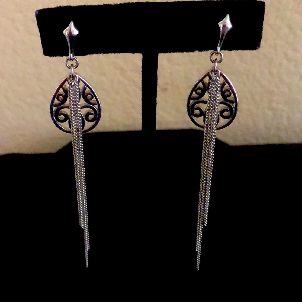 NWOT Silver tone linear chain with medallion earrings